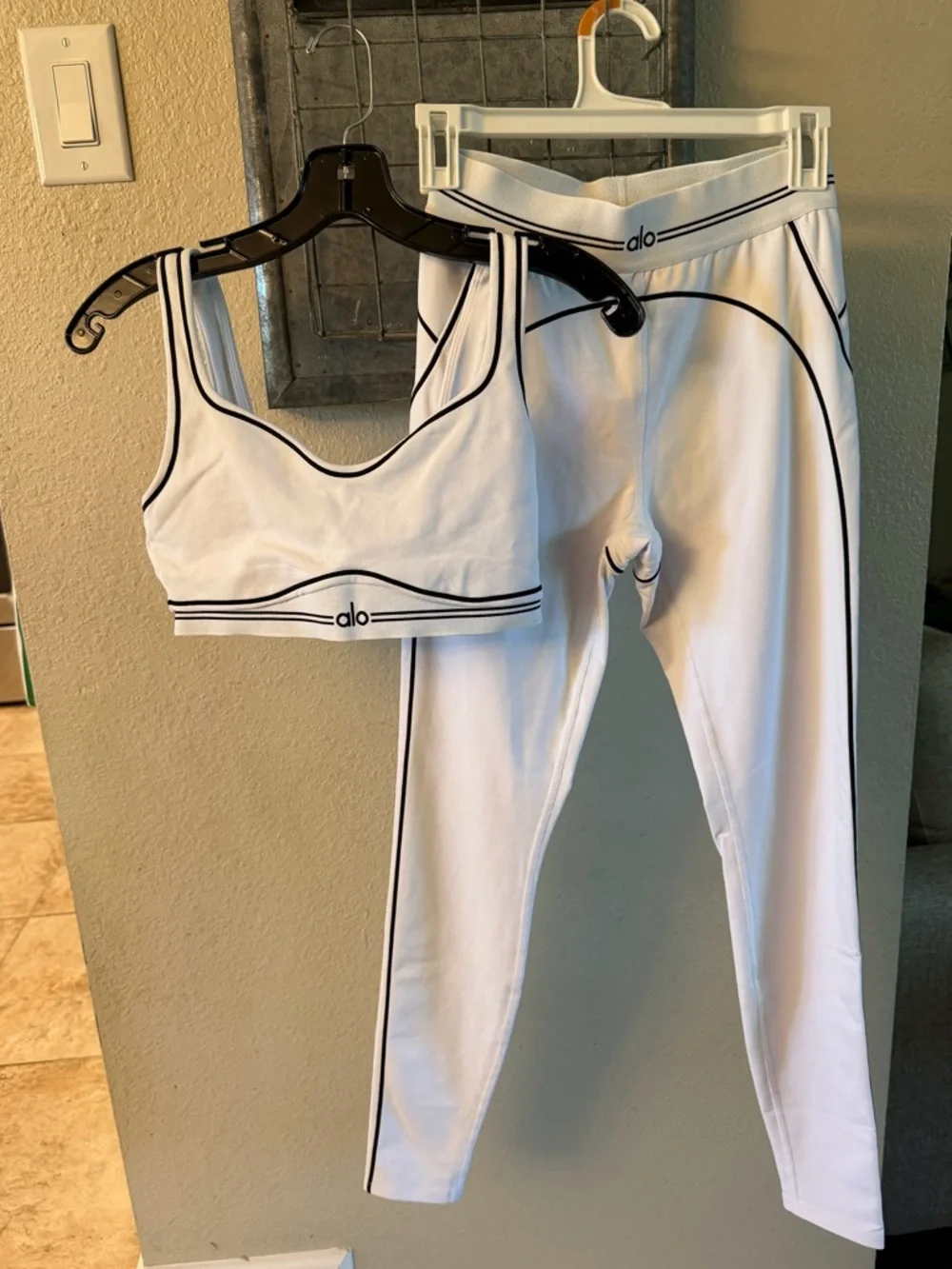 ALO Yoga Airbrush White/Black Heart Throb SET - Picture 3 of 15